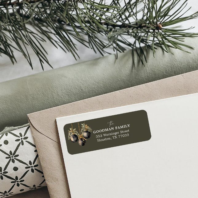 Etiqueta Moda de Navidades de vegetación elegante y verde o (CHRISTMAS LABEL WITH BAUBLES AND GOLD BLACK ORNAMENT AND CALLIGRAPHY ACCENT. DARK OLIVE)