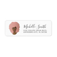 Mujer negra, afro de pelo natural rosado