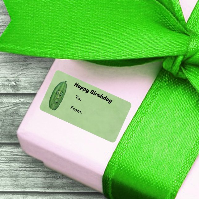 Etiqueta Nacimiento Pickle Verde Antropomórfico Con Cara (Silly green anthropomorphic pickle with surprised face on Happy Birthday green gift tag stickers.)