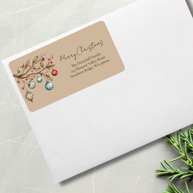 Etiqueta Navidades de acuarela guión elegante (Watercolor ornaments return address label with beige background color.)