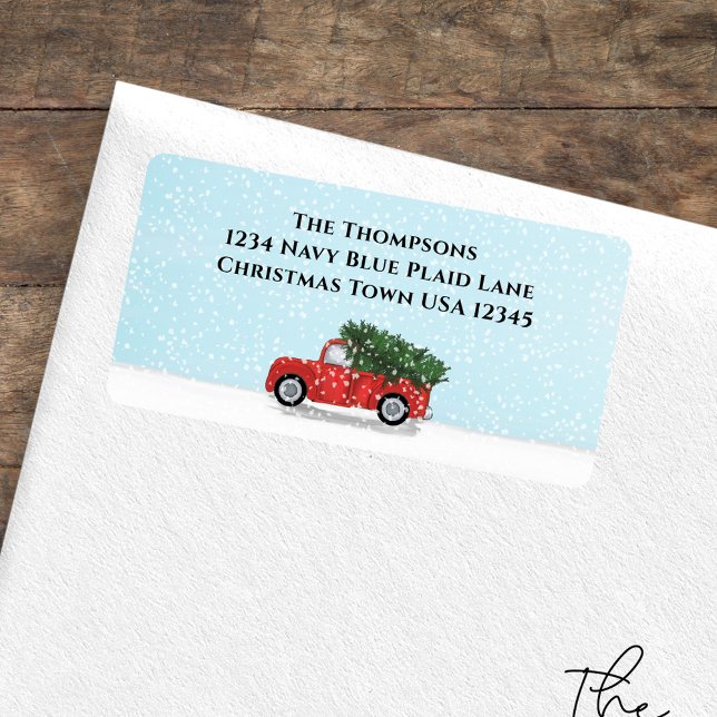Etiqueta Navidades de direcciones de devolución de camiones (Vintage red truck Christmas return address label. With classic Christmas tree artwork)