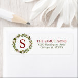 Etiqueta Navidades de invierno Holly Wreath Monograma rojo<br><div class="desc">Agradables pegatinas festivos / focas/ etiquetas devuelven dirección color de agua pintada a mano en colores de berry verde y rojo profundo con MONOGRAM / inicial. Texto fácil de editar. FELIZ FESTIVIDAD O FELIZ NAVIDAD. Hace grandes focas para enviar sobre a familia y amigos durante la temporada de vacaciones -...</div>