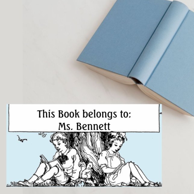 Etiqueta Niños leyendo bajo una placa de árbol (Subido por el creador)