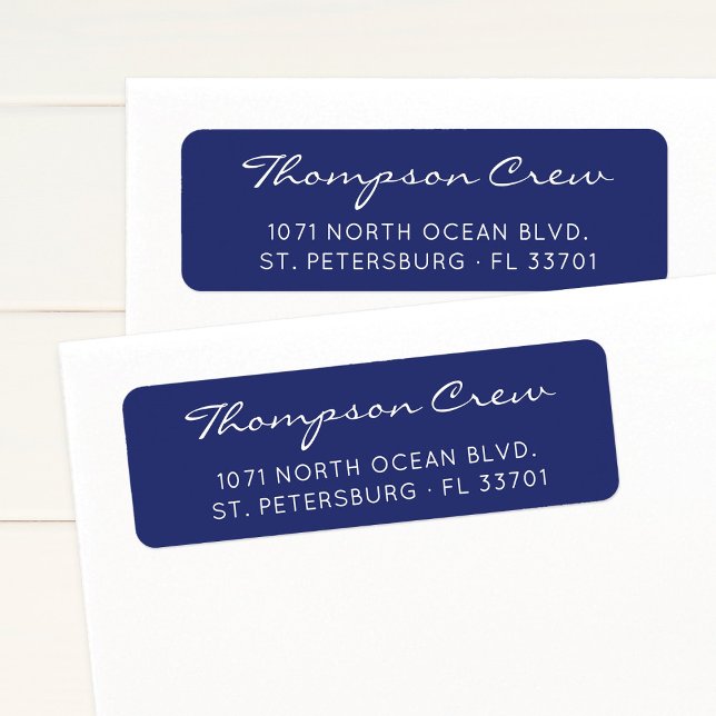 Etiqueta Nombre de la tripulación de script moderna Direcci (Simple, elegant, white, modern script navy blue return address label featuring boat crew name.)