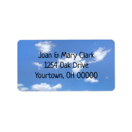 Etiqueta nubes onduladas en el cielo de verano