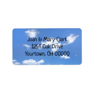 Etiqueta nubes onduladas en el cielo de verano