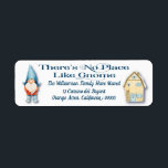 Etiqueta Nueva dirección Moved Home Funny Gnome Moderno<br><div class="desc">La tipografía moderna dice "No hay lugar como gnome" creando una etiqueta de dirección de retorno bonita y divertida para usted. El diseño de estilo hipogge presenta un bonito gnomo y un hogar. Etiqueta de la dirección de retorno de colores y colores para sus tarjetas de vacaciones o durante todo...</div>
