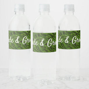 Etiqueta Para Botella De Agua Balón de golf y tee sobre césped verde con boda de