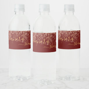 Etiqueta Para Botella De Agua Chica Rosa Dorado y Borgoña Monograma Brillante