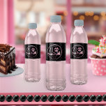 Etiqueta Para Botella De Agua Glam Pink Black Fashion 21st Birthday Fiesta<br><div class="desc">El glamuroso diseño de 21 años, inspirado en la costura francesa, rosa y negro, incluye un pastel de caja gorra, un estilete rosa y una bolsa de maquillaje entre varios regalos de cumpleaños sin abrir y deliciosos pastelitos. Perfecto para celebrar fiestas de cumpleaños. La edad se crea en un tipo...</div>