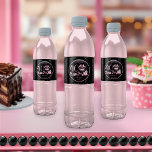 Etiqueta Para Botella De Agua Glam Pink Black Fashion 40th Birthday Fiesta<br><div class="desc">El diseño de 40 años, de inspiración francesa, rosa y negro, presenta un diseño de estilo "40", con una torta de bolsitas de gorra, estilettos rosas y una bolsa de maquillaje entre varios regalos de cumpleaños sin abrir y deliciosos quequitos. Perfecto para celebrar fiestas de cumpleaños. La edad se crea...</div>