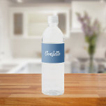 Etiqueta Para Botella De Agua Guión de nombre azul y agitado<br><div class="desc">Un fondo polvoriento de color azul a la moda. Personalice y agregue su nombre escrito con un guión moderno de estilo con letras a mano en blanco.</div>