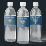 Etiqueta Para Botella De Agua Hanukkah Amor y Personalizado claro Fiesta Menorah<br><div class="desc">Personalizado lindo Amor y Luz fiesta Hanukkah etiquetas de botellas de agua para una cena de la familia judía Chanukah con una sinagoga. Personaliza este accesorio de bonito con tu propio apellido o información de grupo en azul bajo la menorah oro de bonito.</div>