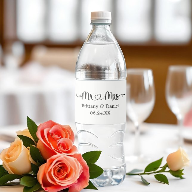 Etiqueta Para Botella De Agua Modern Calligraphy Heart Mr. and Mrs. Boda (Customize to change background color.)