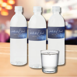 Etiqueta Para Botella De Agua Trazos de pincel de acuarela azul y blanco de la M