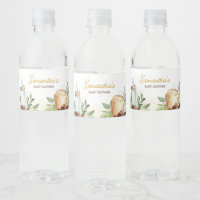 Un bebé está preparando café