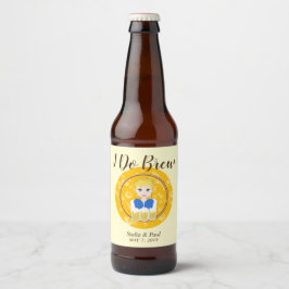 Etiqueta Para Botella De Cerveza Diseño con una chica agradable sirviendo cerveza