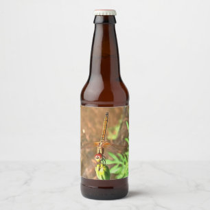 Etiqueta Para Botella De Cerveza Dragonfly artístico descansando sobre la cabeza de