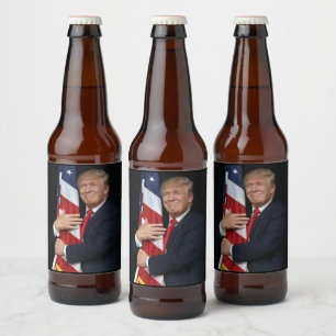 Etiqueta Para Botella De Cerveza El presidente Trump abraza la bandera estadouniden