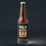 Etiqueta Para Botella De Cerveza Father Gift | An Awesome Dad Looks Like<br><div class="desc">Father Gift | An Awesome Dad Looks Like</div>