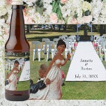 Etiqueta Para Botella De Cerveza Finalmente Boda Funny Black Couple<br><div class="desc">Este diseño presenta una visión humorística del matrimonio. Presenta un ilustracion encantador y alegre de una novia negra arrastrando juguetamente a su novio. El estilo figurino de arcilla añade un toque único y caprichoso. La paleta de colores tierra del diseño se suma a su cálida y acogedora estética. Es la...</div>