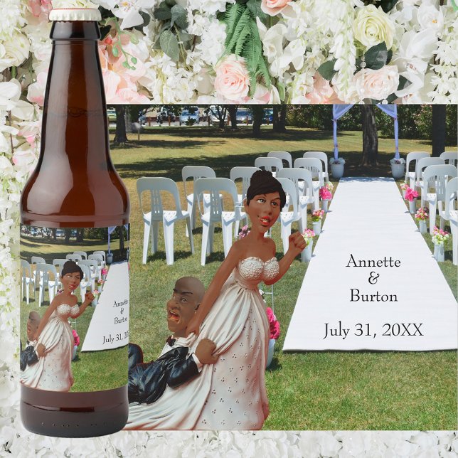 Etiqueta Para Botella De Cerveza Finalmente Boda Funny Black Couple (Finally Wedding Funny African American Couple Beer Bottle Label)