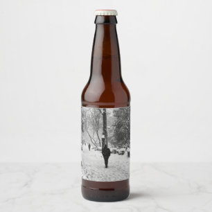 Etiqueta Para Botella De Cerveza La gente en el parque en un día de invierno nevado