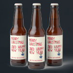 Etiqueta Para Botella De Cerveza Merry Christmas Simple Typografía moderna<br><div class="desc">Merry Christmas Simple Modern Typography Navidades Beer Bottle Labels presenta el texto "Feliz Navidad y Feliz Año Nuevo" en una tipografía moderna de escritura roja sobre un fondo crema acentuado con una decoración de estrellas simple. Personalice con su nombre o nombre de la empresa a continuación. Los regalos perfectos para...</div>