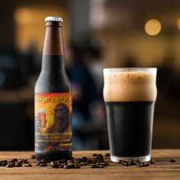 Etiqueta Para Botella De Cerveza Personaliza Bigfoot bebiendo una cerveza al atarde