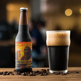 Etiqueta Para Botella De Cerveza Personaliza Bigfoot bebiendo una cerveza al atarde