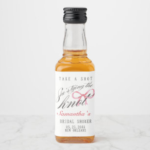 Etiqueta Para Botella De Licor Ella está atando la ducha de novia de Knot Bow