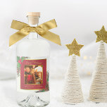 Etiqueta Para Botella De Licor Holly y Pine Merry Christmas Gold Frame Photo<br><div class="desc">Estas etiquetas de botellas de licor festivo son excelentes para dar el regalo de los espíritus esta temporada navideña. El diseño tradicional de acuarela pintada a mano muestra tu foto en un marco de Relieve metalizado falso dorado rodeado de hojas verdes y bayas rojas, así como pinecones y ramas de...</div>