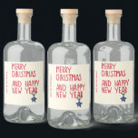 Etiqueta Para Botella De Licor Merry Christmas Simple Typografía moderna<br><div class="desc">Merry Christmas Simple Modern Typography Navidades Liquor Labels presenta el texto "Feliz Navidad y Feliz Año Nuevo" en una tipografía moderna de escritura roja sobre un fondo crema acentuado con una decoración de estrellas simple. Personalice con su nombre o nombre de la empresa a continuación. Los regalos perfectos para la...</div>