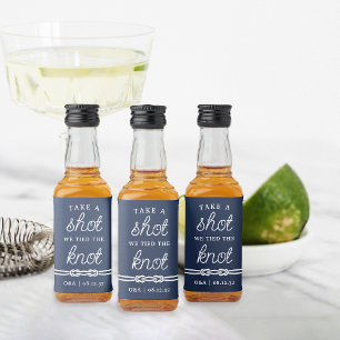 Etiqueta Para Botella De Licor Toma un disparo, nos atamos el favor de la boda de