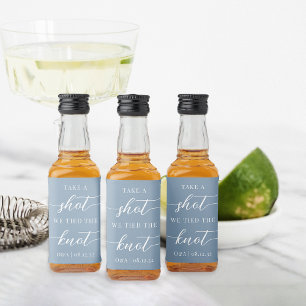Etiqueta Para Botella De Licor Toma un disparo, nos atamos el favor de la boda de