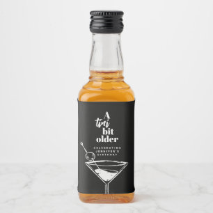 Etiqueta Para Botella De Licor Un poco más viejo Martini negro moderno cumpleaños