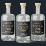 Etiqueta Para Botella De Licor Vintage 50th Birthday Party Black<br><div class="desc">Graciosas etiquetas de botellas de licor negro para su fiesta de cumpleaños número 50. Personalice el texto "Toma un tiro que aún está caliente" si lo desea,  "Vintage" con el año en que nació,  su nombre y la fecha de fiesta.</div>