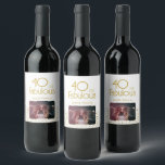 Etiqueta Para Botella De Vino 40 y Fabulous Gold Purpurina 40th Birthday Photo<br><div class="desc">40 y Fabulous Gold Purpurina Photo 40th Birthday Photo Wine Label. Moderno telón de fondo de cumpleaños con tipografía de moda y falsos puntos de purpurina de oro. El diseño tiene una foto y un nombre personalizado. Haz etiquetas personalizadas de vinos de 40 años.</div>