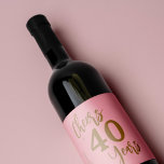 Etiqueta Para Botella De Vino 40th birthday name personalized cheers to years<br><div class="desc">Modern gold typography script cheers to 40 years birthday party personalized pink wine label.</div>