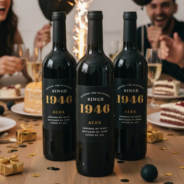 Etiqueta Para Botella De Vino 80.º Nombramiento de cumpleaños 1946 Moda elegante (1946 wine bottle labels on dark wine bottles sat on a party table.)