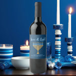 Etiqueta Para Botella De Vino Amor y Luz Azul Oro Menorah Hanukkah Fiesta<br><div class="desc">Personalizado lindo Amor y Luz Hanukkah etiqueta de botella de vino para una familia judía o un fiesta Chanukah con sinagoga. Personaliza con tu propio apellido o información de grupo en azul bajo la menorah de oro de bonito para dar como regalos.</div>