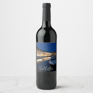 Etiqueta Para Botella De Vino Barrio costero de La Valeta con pequeño puerto