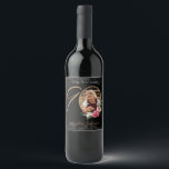 Etiqueta Para Botella De Vino Black Gold 90th Birthday Floral Classy Personaliza<br><div class="desc">Sello de Personalizado con clase floral de oro negro 90 cumpleaños. Cartel de 90 años de fiesta floral y botánica delicada y femenina. Cuenta con hermosas flores alrededor de la foto de la persona de cumpleaños, ¡todo con un toque de austeridad vintage! El diseñador siempre está listo para ayudar, contacta...</div>