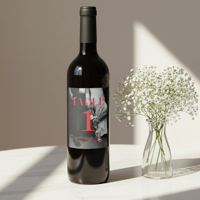 Etiqueta Para Botella De Vino Boda de fotografía negrita rojo moderno negro y bl (Make a striking statement at your reception with this bold photo table number card!)