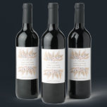 Etiqueta Para Botella De Vino Boda de rosas blancas encantadoras hierba pampas<br><div class="desc">Diseño único y elegante con rosas de color rosa blush de acuarela,  orquídea blanca,  hojas secas de hierba de pampa del desierto,  sobre un fondo blanco. Utilice la herramienta Personalizar para agregar su información. Para artículos coincidentes,  visite mi colección floral de hierba Pampas.</div>