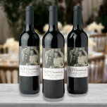 Etiqueta Para Botella De Vino boda del 50° Aniversario de Oro<br><div class="desc">Personaliza con tu foto boda favorita y tus detalles especiales de 50 años de boda dorado en la tipografía de oro de moda. Diseñado por Thisisnotme©</div>