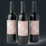 Etiqueta Para Botella De Vino Boda personalizada de flores blancas en acuarela r<br><div class="desc">Etiquetas de vino personalizables elegantes y románticas para la recepción de su boda, con un hermoso ramo de delicadas flores blancas en acuarela sobre un fondo rosa pastel clásico. Edite fácilmente los campos de la plantilla para agregar los nombres de la novia y el novio en una fuente moderna en...</div>
