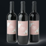 Etiqueta Para Botella De Vino Boda personalizada flores blancas acuarela románti<br><div class="desc">Etiquetas de vino personalizables elegantes y románticas para la recepción de tu boda, con un hermoso ramo de delicadas flores blancas en acuarela sobre un fondo rosa pastel clásico. Edita fácilmente los campos de la plantilla para agregar los nombres de los novios en una moderna tipografía blanca, y la fecha...</div>