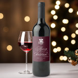 Etiqueta Para Botella De Vino Caligrafía romántica Feliz Navidad Borgoña<br><div class="desc">La etiqueta de Navidad incluye una elegante y romántica caligrafía con letras de caligrafía rápida,  acentuada por un ramo de berry en invierno. Para una personalización más avanzada de este diseño,  haga clic en el BOTÓN HERRAMIENTA DE DISEÑO AZUL. También están disponibles los elementos coincidentes.</div>