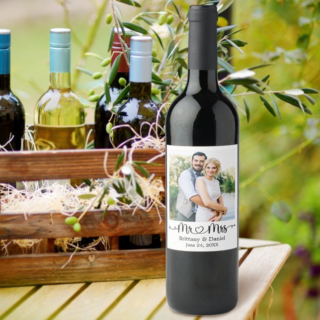 Etiqueta Para Botella De Vino Calligraphy Heart Photo Mr. and Mrs. Boda (Customize to change background color.)